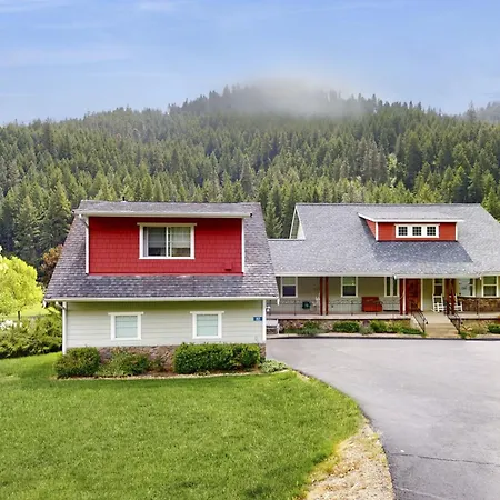 4 Bed 4 Bath Vacation home in Leavenworth